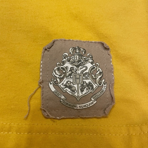 The Wizarding World Of Harry Potter Universal Studios Yellow Hufflepuff Tee Sz M - Picture 6 of 7